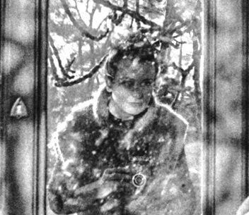 Fanny Penin; photographe auteur; Photographie argentique; argentique;analogic; picture; Arrière plan, les roches blanches; Bretagne; Finistère; Douarnenez; lieu de vie alternatif; Les roches blanches; portrait; autoportrait; miroirs; figuier; figurants; ombres; roches; reflets; 6x6; moyen format; yashica;